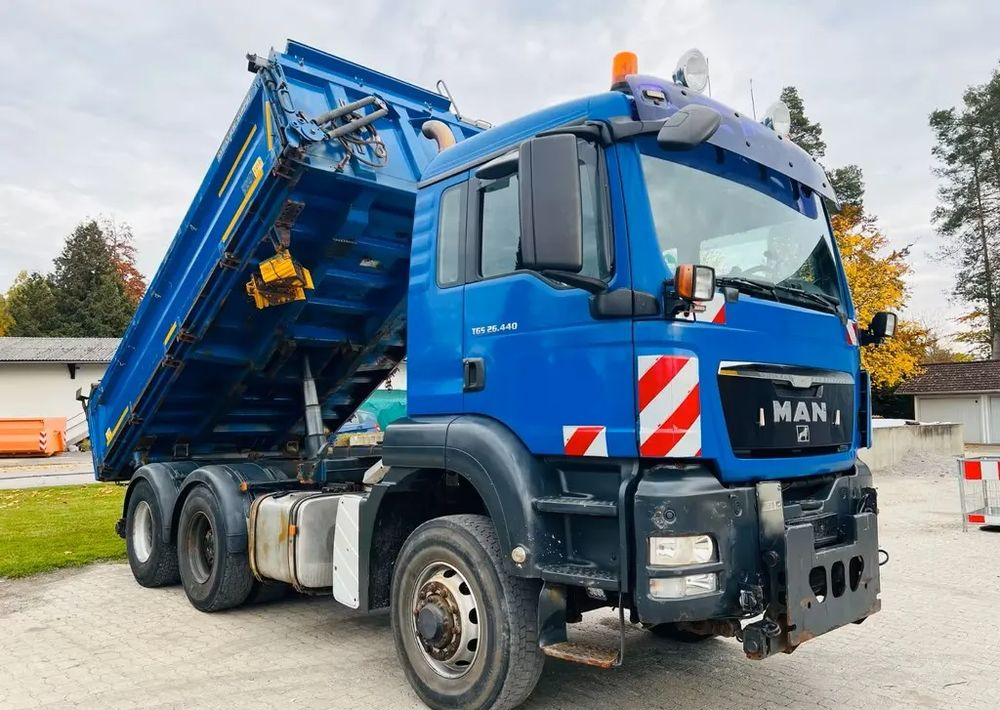 MAN TGS 26.440 6x6 Hydrodrive – Meiller 3-stronny wywrotka / Manual / Retarder / Tempomat / Euro 5 - Kipper vrachtwagen: afbeelding 4 MAN TGS 26.440 6x6 Hydrodrive – Meiller 3-stronny wywrotka / Manual / Retarder / Tempomat / Euro 5 - Kipper vrachtwagen: afbeelding 4
