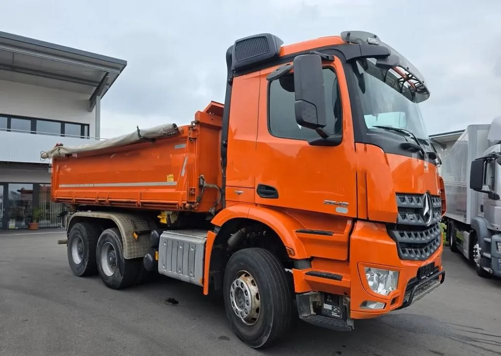 Mercedes-Benz Arocs 2645 6x4 – Wywrotka Meiller 3- stronny/ Manual / Retarder / BORDMATIK / Blatt/Blatt - Kipper vrachtwagen: afbeelding 3 Mercedes-Benz Arocs 2645 6x4 – Wywrotka Meiller 3- stronny/ Manual / Retarder / BORDMATIK / Blatt/Blatt - Kipper vrachtwagen: afbeelding 3