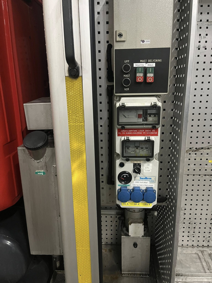 SCANIA P94GB 4x2 NZ310 - Fire engine - Brandweerwagen: afbeelding 3 SCANIA P94GB 4x2 NZ310 - Fire engine - Brandweerwagen: afbeelding 3