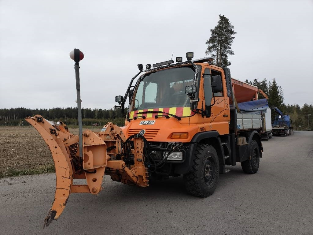 Mercedes-Benz Unimog ,hiekoitin,aura,kippilava - Sneeuwruimer: afbeelding 1 Mercedes-Benz Unimog ,hiekoitin,aura,kippilava - Sneeuwruimer: afbeelding 1