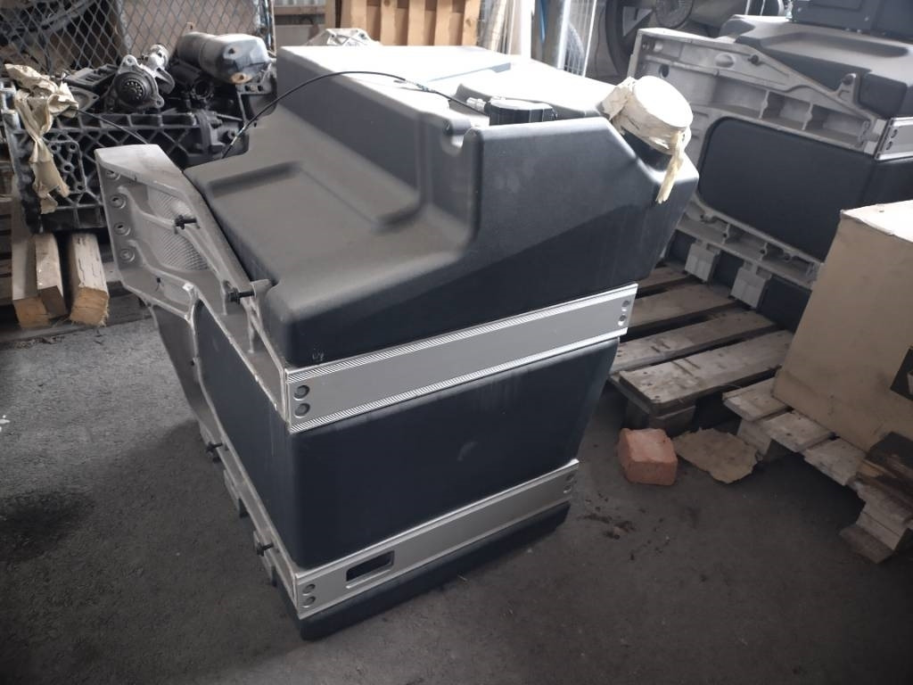 Volvo Polttoaine tankki 2+2 - Frame/ Chassis voor Vrachtwagen: afbeelding 1 Volvo Polttoaine tankki 2+2 - Frame/ Chassis voor Vrachtwagen: afbeelding 1