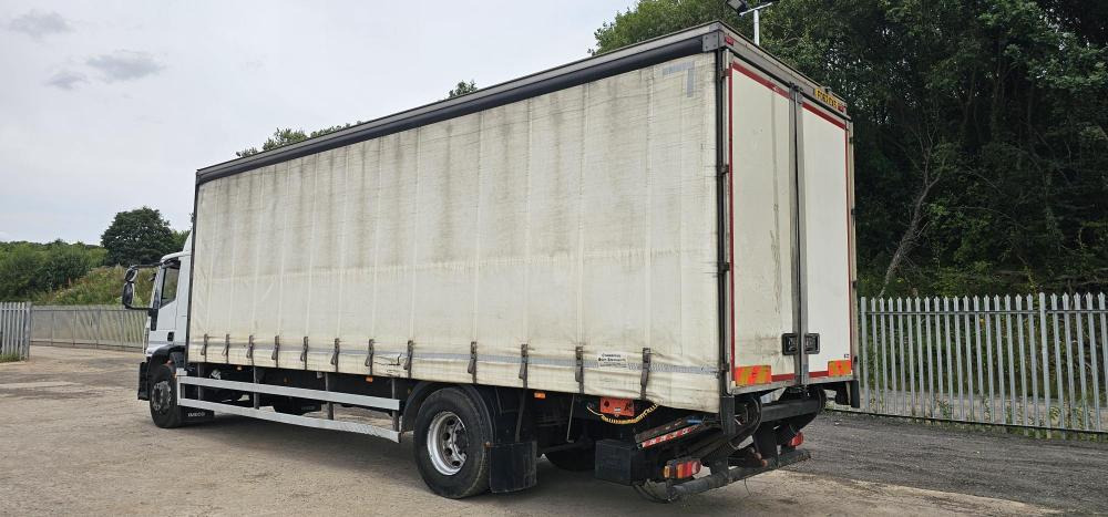 Iveco 18 ton curtain tail lift - Schuifzeilen vrachtwagen: afbeelding 2 Iveco 18 ton curtain tail lift - Schuifzeilen vrachtwagen: afbeelding 2