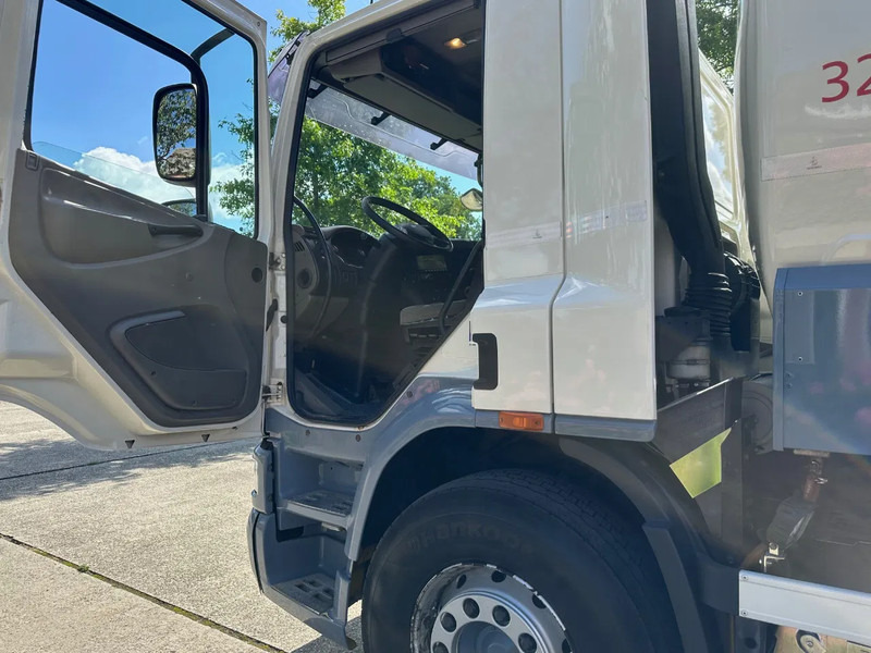 DAF CF 75.310 FAN / NL TRUCK / 6x2 / FUEL TANK 4 COMP. / 22 m3 / EURO5 / TOP CONDITION!! - Tankwagen: afbeelding 5 DAF CF 75.310 FAN / NL TRUCK / 6x2 / FUEL TANK 4 COMP. / 22 m3 / EURO5 / TOP CONDITION!! - Tankwagen: afbeelding 5