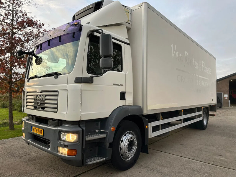 MAN TGM 18.280 / NL TRUCK / EURO 4 / CLIMA / DOORS+LIFT+SIDE DOOR / CARRIER FRIGO (print broken!) - Koelwagen vrachtwagen: afbeelding 1 MAN TGM 18.280 / NL TRUCK / EURO 4 / CLIMA / DOORS+LIFT+SIDE DOOR / CARRIER FRIGO (print broken!) - Koelwagen vrachtwagen: afbeelding 1