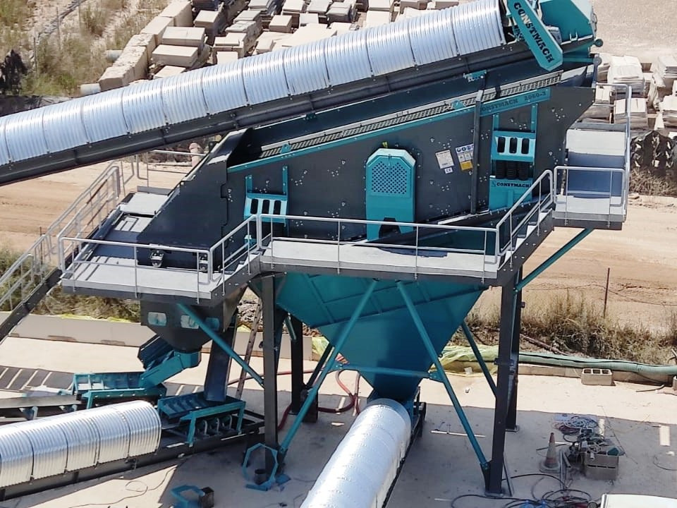 Constmach 140-180 Tph Vibrating Screen 2-3-4 Stages 1800x5000 mm - Zeefinstallatie: afbeelding 3 Constmach 140-180 Tph Vibrating Screen 2-3-4 Stages 1800x5000 mm - Zeefinstallatie: afbeelding 3