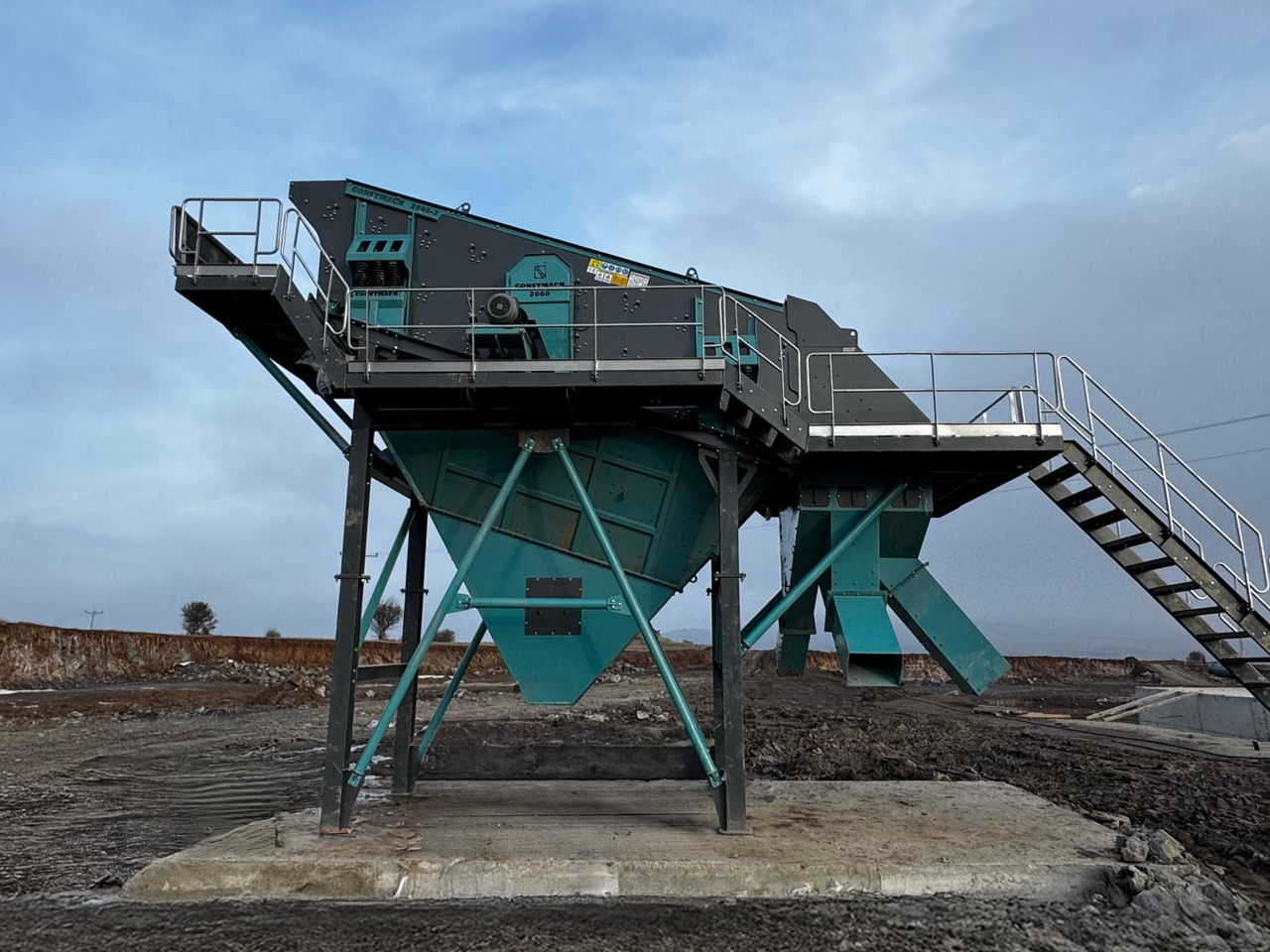 Constmach Vibrating Screen Systems 70-95 Tph 2-3-4 Stages 1200x4000 Mm - Zeefinstallatie: afbeelding 1 Constmach Vibrating Screen Systems 70-95 Tph 2-3-4 Stages 1200x4000 Mm - Zeefinstallatie: afbeelding 1