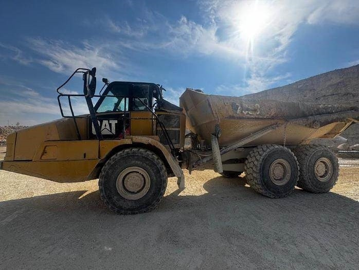 CAT 730C2 - Kiepwagen met knikbesturing: afbeelding 2 CAT 730C2 - Kiepwagen met knikbesturing: afbeelding 2