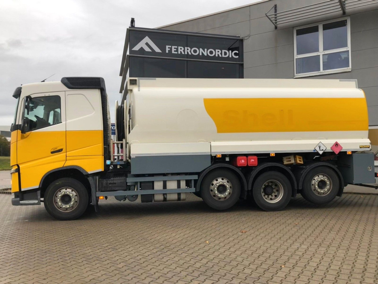 Volvo FH420 Tridem*ADR*3 Kammern 26700LT*ROHR*Sening - Tankwagen: afbeelding 4 Volvo FH420 Tridem*ADR*3 Kammern 26700LT*ROHR*Sening - Tankwagen: afbeelding 4