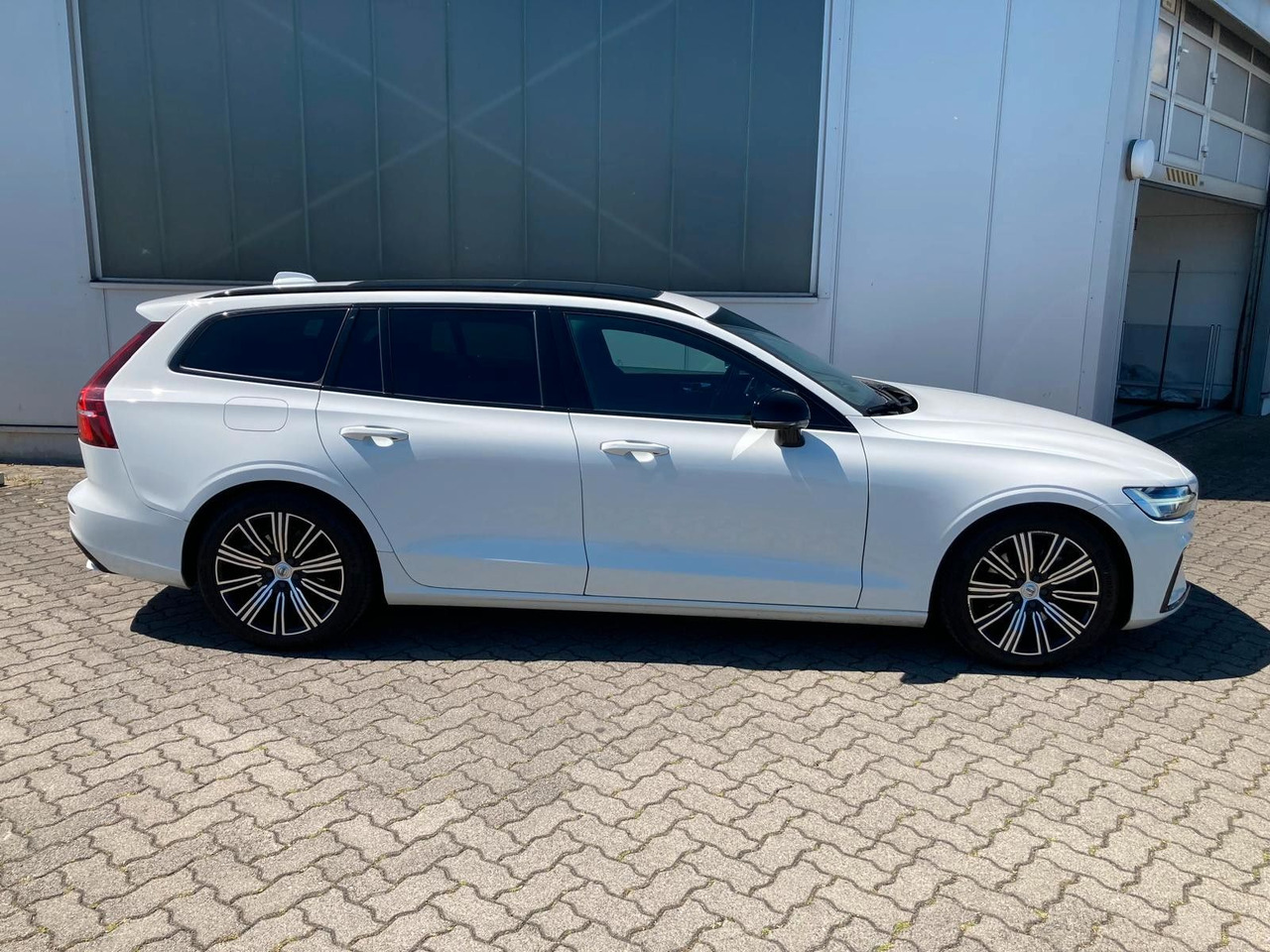 Volvo V60 B4 (Diesel) R Design (Standheiz, AHK, Pano) - Personenwagen: afbeelding 2 Volvo V60 B4 (Diesel) R Design (Standheiz, AHK, Pano) - Personenwagen: afbeelding 2