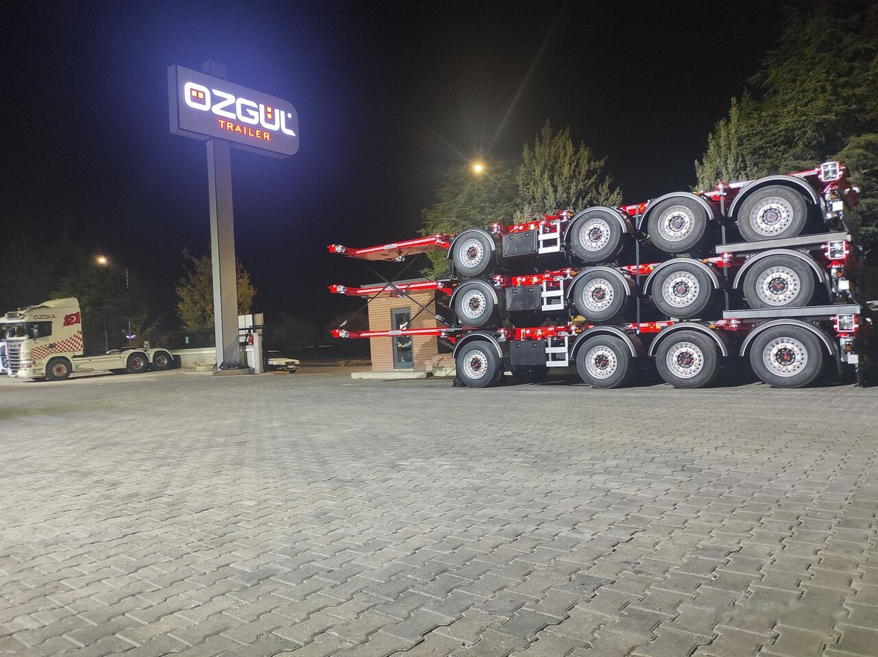 Özgül 4 AXLE HIGH CUBE CONTAINER CARRIER - Containertransporter/ Wissellaadbak oplegger: afbeelding 4 Özgül 4 AXLE HIGH CUBE CONTAINER CARRIER - Containertransporter/ Wissellaadbak oplegger: afbeelding 4