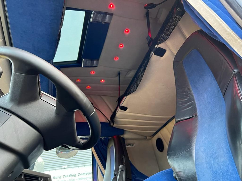 Interieur foto 1: Trekker Volvo FH 13.500 6x4 Tandem lift