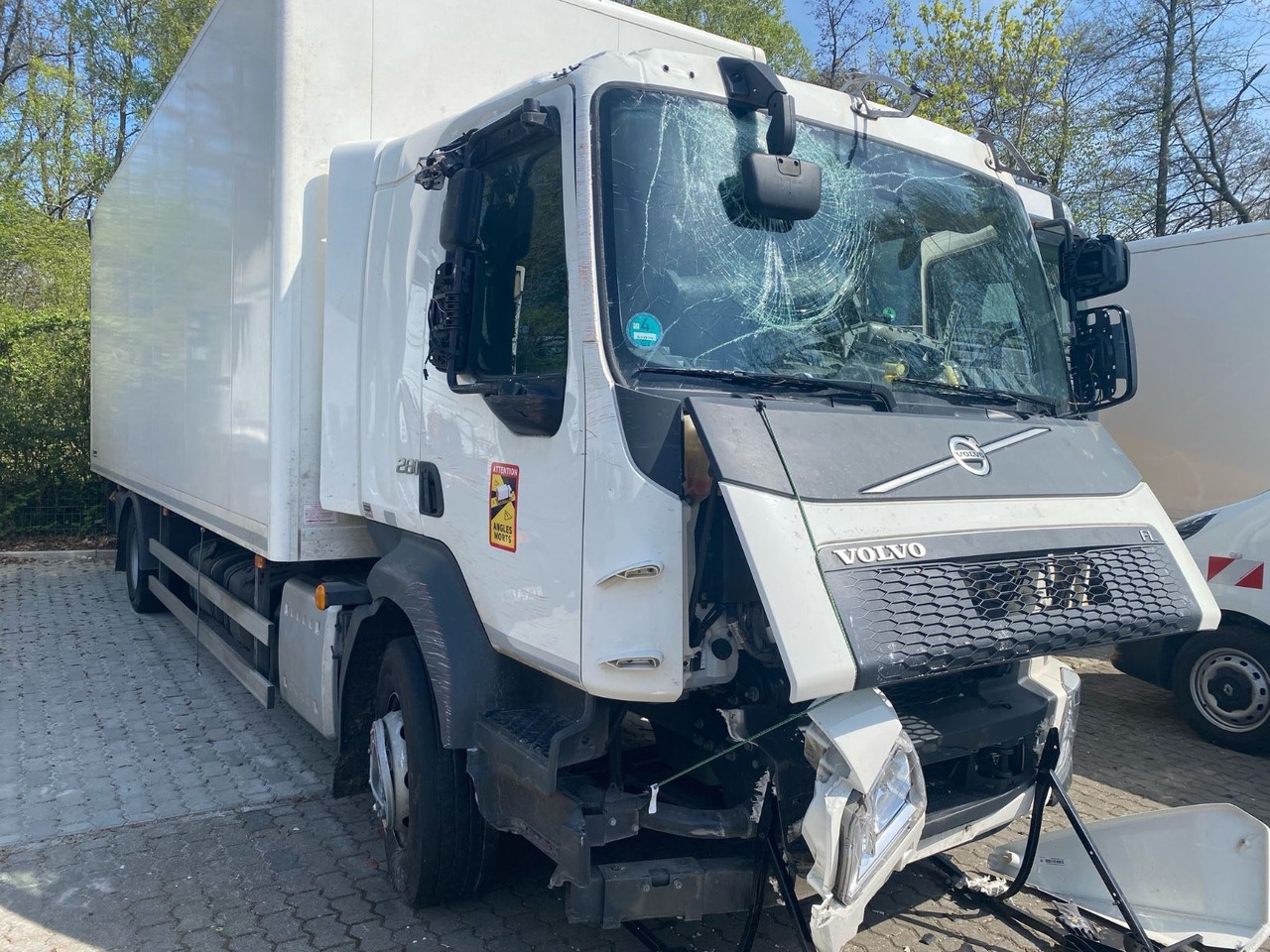 Volvo FL 16.280 Koffer Unfallschaden - Bakwagen: afbeelding 4 Volvo FL 16.280 Koffer Unfallschaden - Bakwagen: afbeelding 4