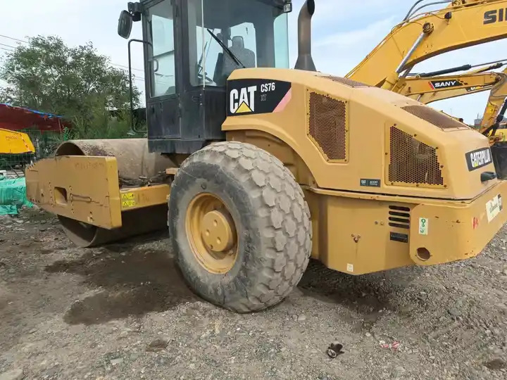 Used 18 ton Caterpillar Road Roller CAT CS76T Road Paving Machinery Soil Compactor made in USA - Asfaltwals: afbeelding 2 Used 18 ton Caterpillar Road Roller CAT CS76T Road Paving Machinery Soil Compactor made in USA - Asfaltwals: afbeelding 2