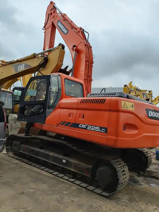 Used excavators in stock for sale second hand excavator used machinery equipment Doosan dx225 - Rupsgraafmachine: afbeelding 2 Used excavators in stock for sale second hand excavator used machinery equipment Doosan dx225 - Rupsgraafmachine: afbeelding 2