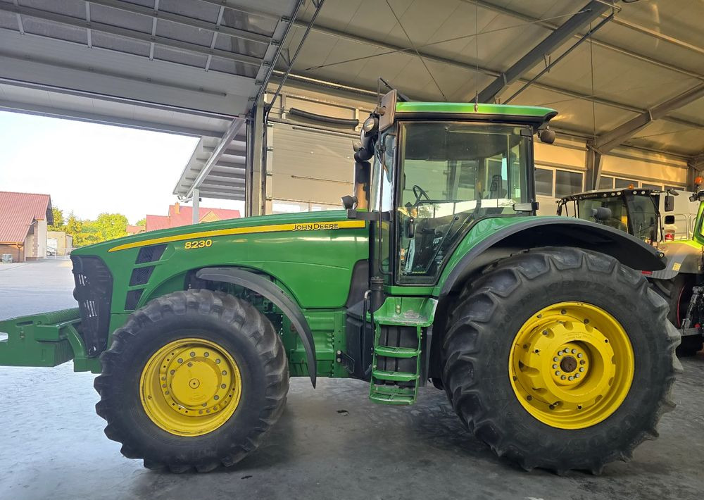 John Deere 8230 - Tractor: afbeelding 3 John Deere 8230 - Tractor: afbeelding 3