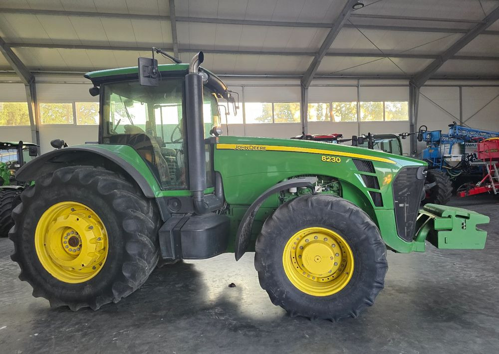 John Deere 8230 - Tractor: afbeelding 5 John Deere 8230 - Tractor: afbeelding 5
