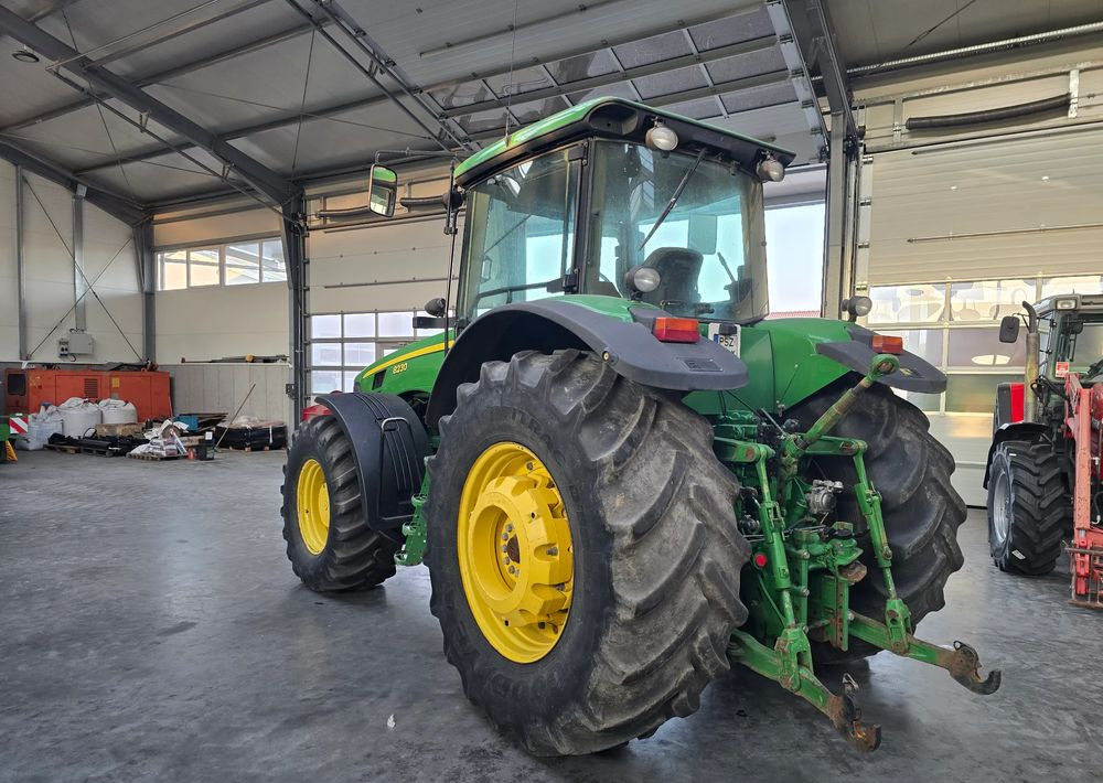 John Deere 8230 - Tractor: afbeelding 4 John Deere 8230 - Tractor: afbeelding 4