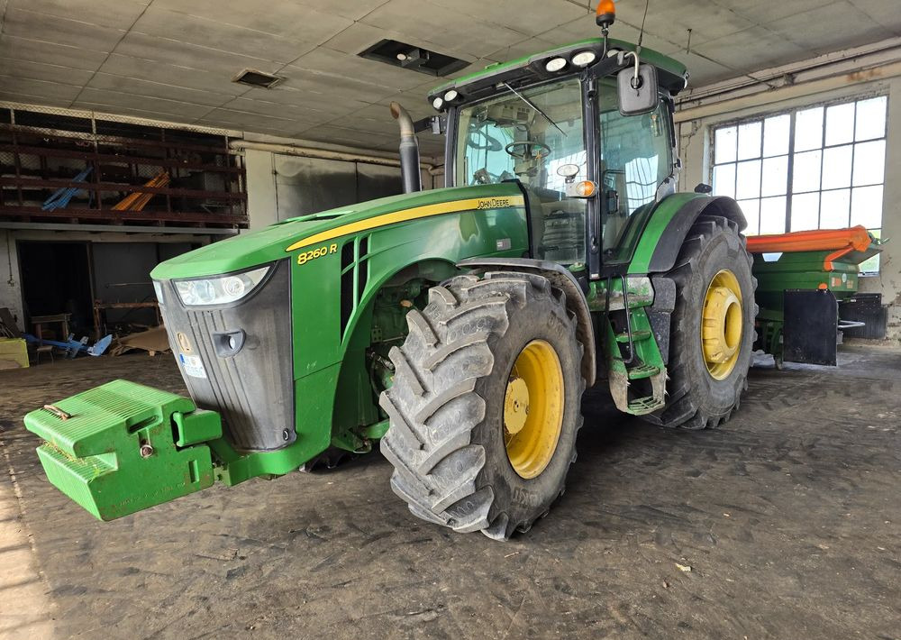 John Deere 8260R - Tractor: afbeelding 1 John Deere 8260R - Tractor: afbeelding 1