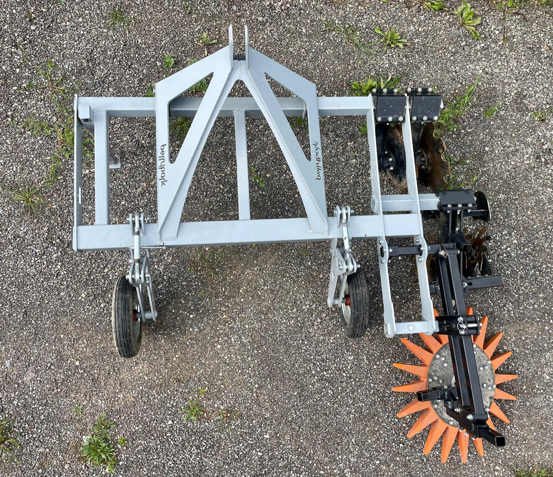 Berrypark Obstgartengerät – Seitenhäcksler / Orchard Weeder / Sarcleuse arboricole / Pielnik sadowniczy - Cultivator: afbeelding 4 Berrypark Obstgartengerät – Seitenhäcksler / Orchard Weeder / Sarcleuse arboricole / Pielnik sadowniczy - Cultivator: afbeelding 4
