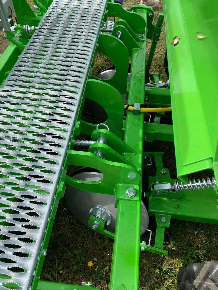 Bomet Kartoffelpflanzmaschine / Potato planter / Planteuse de pomme de terre / Piantapatate / Sadzarka ziemniaków - Aardappelpootmachine: afbeelding 5 Bomet Kartoffelpflanzmaschine / Potato planter / Planteuse de pomme de terre / Piantapatate / Sadzarka ziemniaków - Aardappelpootmachine: afbeelding 5