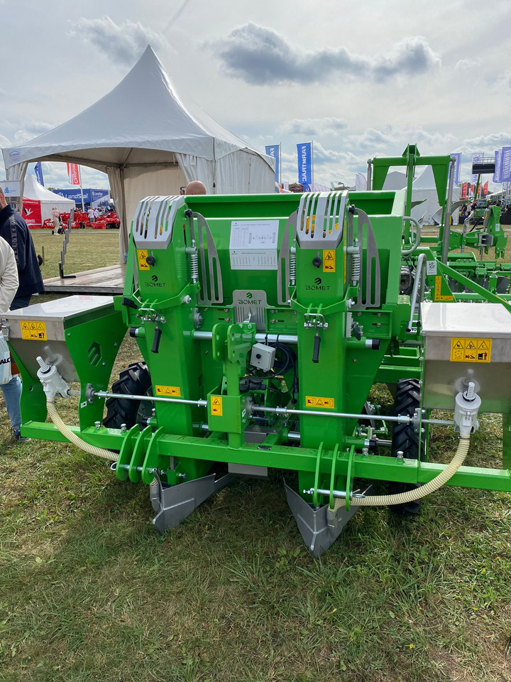 Bomet Kartoffelpflanzmaschine / Potato planter / Planteuse de pomme de terre / Piantapatate / Sadzarka ziemniaków - Aardappelpootmachine: afbeelding 1 Bomet Kartoffelpflanzmaschine / Potato planter / Planteuse de pomme de terre / Piantapatate / Sadzarka ziemniaków - Aardappelpootmachine: afbeelding 1