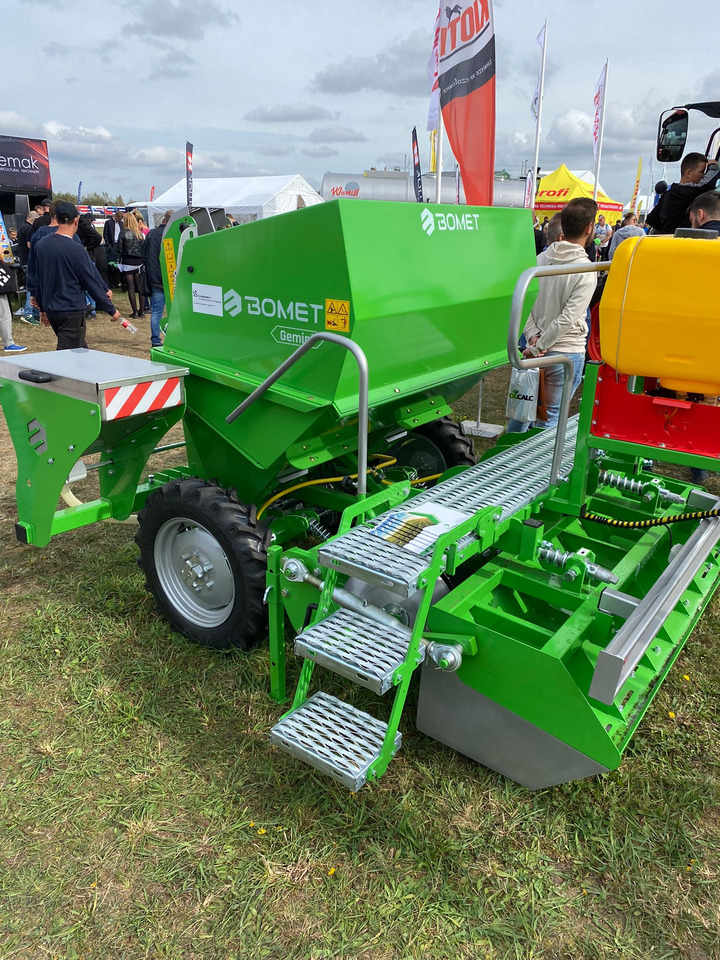 Bomet Kartoffelpflanzmaschine / Potato planter / Planteuse de pomme de terre / Piantapatate / Sadzarka ziemniaków - Aardappelpootmachine: afbeelding 4 Bomet Kartoffelpflanzmaschine / Potato planter / Planteuse de pomme de terre / Piantapatate / Sadzarka ziemniaków - Aardappelpootmachine: afbeelding 4