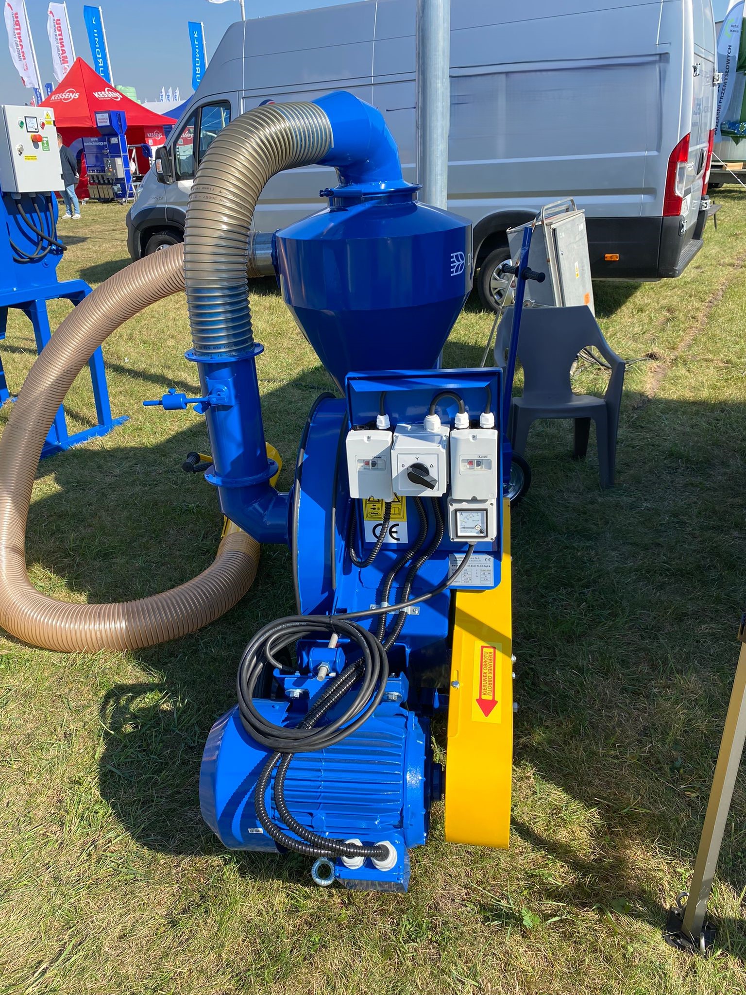 Dozamech Saug-Druckgebläse / Suction and pressure blower / Suceuse à grains / Trasportatore / Пневматический вдуватель / Dmuchawa ssąco-tłocząca T-420 - Transportband: afbeelding 5 Dozamech Saug-Druckgebläse / Suction and pressure blower / Suceuse à grains / Trasportatore / Пневматический вдуватель / Dmuchawa ssąco-tłocząca T-420 - Transportband: afbeelding 5