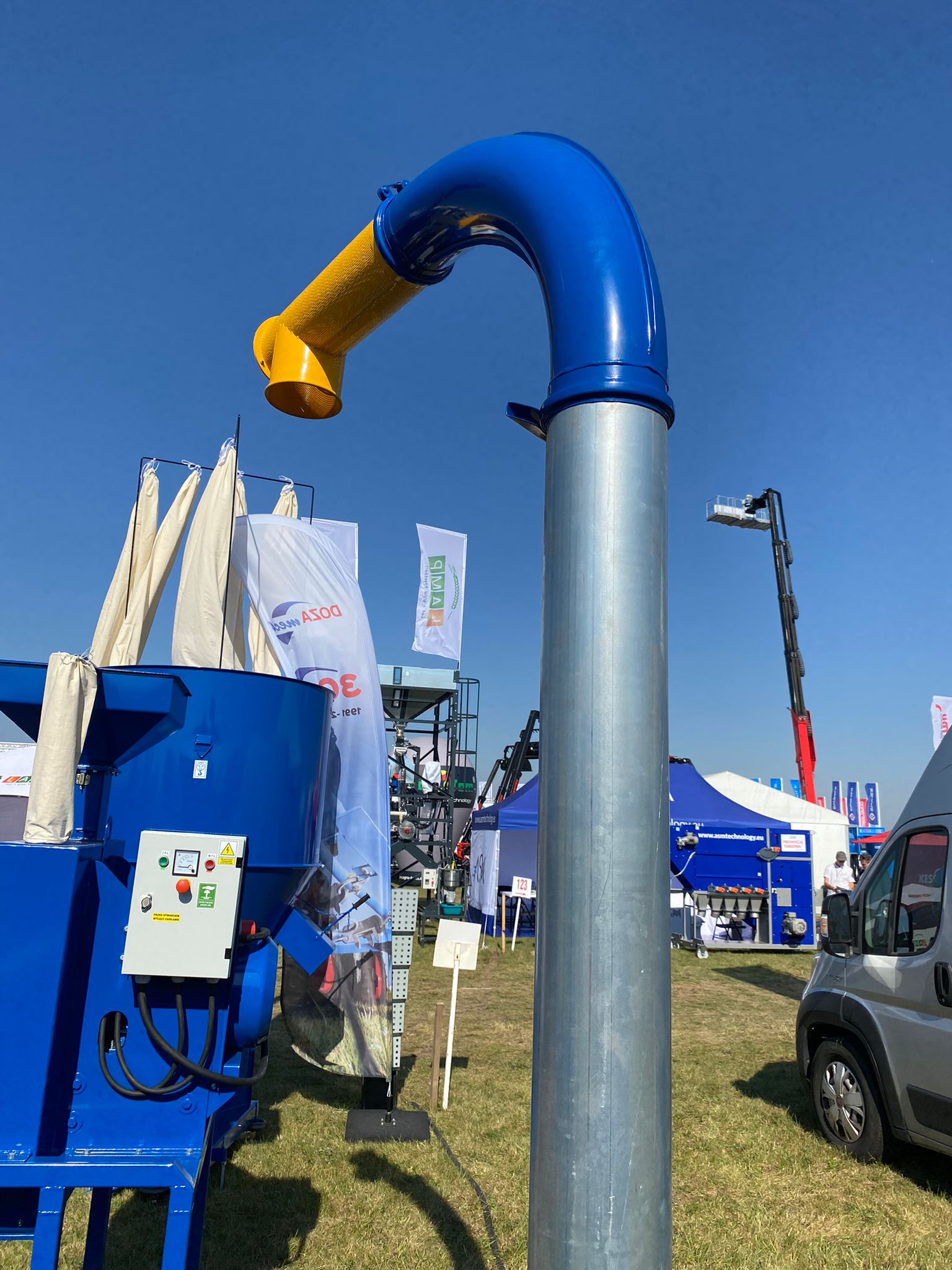 Dozamech Saug-Druckgebläse / Suction and pressure blower / Suceuse à grains / Trasportatore / Пневматический вдуватель / Dmuchawa ssąco-tłocząca T-420 - Transportband: afbeelding 3 Dozamech Saug-Druckgebläse / Suction and pressure blower / Suceuse à grains / Trasportatore / Пневматический вдуватель / Dmuchawa ssąco-tłocząca T-420 - Transportband: afbeelding 3