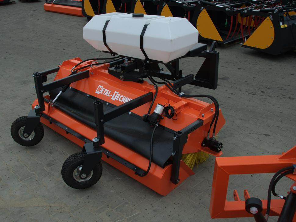 METAL-TECHNIK Kehrmaschine / Sweeper / Balayeuse / Spazzolatrice / Подметательно-уборочная машина / Zamiatarka 2 m - Veeg voor Voorlader voor tractor: afbeelding 4 METAL-TECHNIK Kehrmaschine / Sweeper / Balayeuse / Spazzolatrice / Подметательно-уборочная машина / Zamiatarka 2 m - Veeg voor Voorlader voor tractor: afbeelding 4
