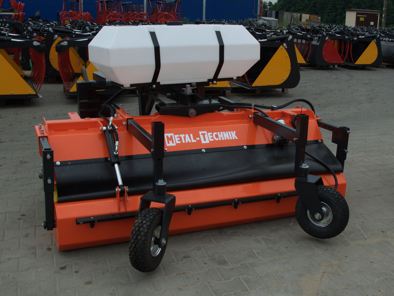 METAL-TECHNIK Kehrmaschine / Sweeper / Balayeuse / Spazzolatrice / Подметательно-уборочная машина / Zamiatarka 2 m - Veeg voor Voorlader voor tractor: afbeelding 1 METAL-TECHNIK Kehrmaschine / Sweeper / Balayeuse / Spazzolatrice / Подметательно-уборочная машина / Zamiatarka 2 m - Veeg voor Voorlader voor tractor: afbeelding 1