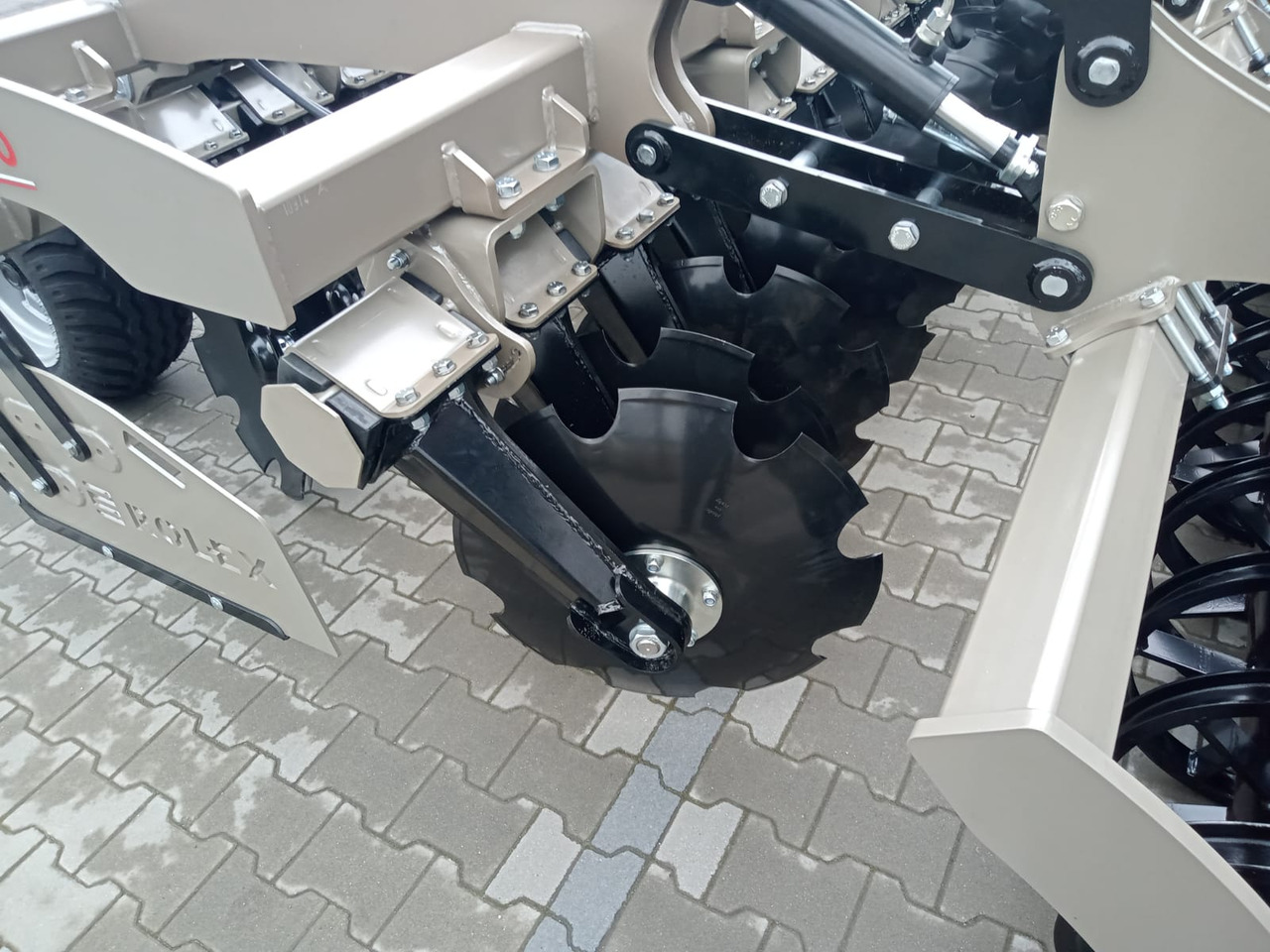 Nieuw Schijveneg ROLEX Scheibenegge / Disc harrow / Dechaumeur à disques / Erpice a dischi / Grada de discos /Дисковая борона / Brona talerzowa 8 m: afbeelding 33