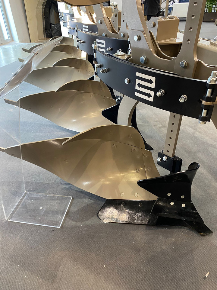 ROLEX Volldrehpflug / Rotary plough / Charrue réversible / Aratro reversibile / Оборотный плуг / Pług obrotowy 3+1 - Ploeg: afbeelding 3 ROLEX Volldrehpflug / Rotary plough / Charrue réversible / Aratro reversibile / Оборотный плуг / Pług obrotowy 3+1 - Ploeg: afbeelding 3