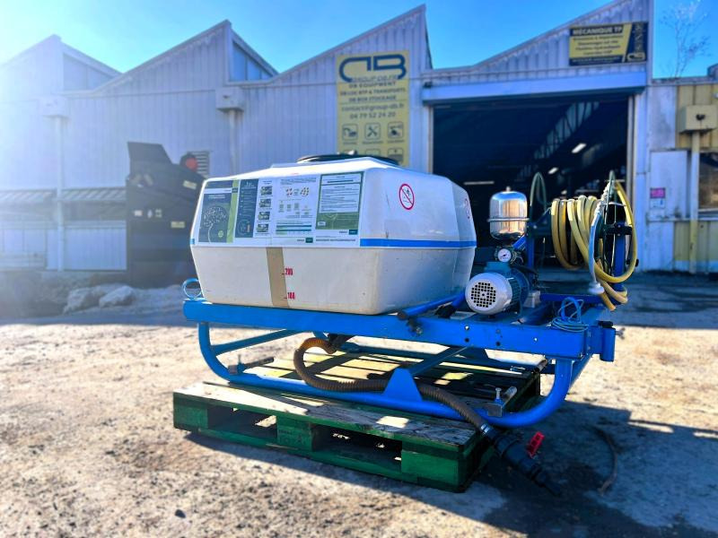 BLANCHARD CUVE D'ARROSAGE PULVERISATEUR AVEC POMPE ELECTRIQUE SUR BERCE (NET DE TVA) - Gedragen veldspuit: afbeelding 1 BLANCHARD CUVE D'ARROSAGE PULVERISATEUR AVEC POMPE ELECTRIQUE SUR BERCE (NET DE TVA) - Gedragen veldspuit: afbeelding 1