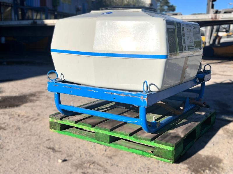 BLANCHARD CUVE D'ARROSAGE PULVERISATEUR AVEC POMPE ELECTRIQUE SUR BERCE (NET DE TVA) - Gedragen veldspuit: afbeelding 5 BLANCHARD CUVE D'ARROSAGE PULVERISATEUR AVEC POMPE ELECTRIQUE SUR BERCE (NET DE TVA) - Gedragen veldspuit: afbeelding 5