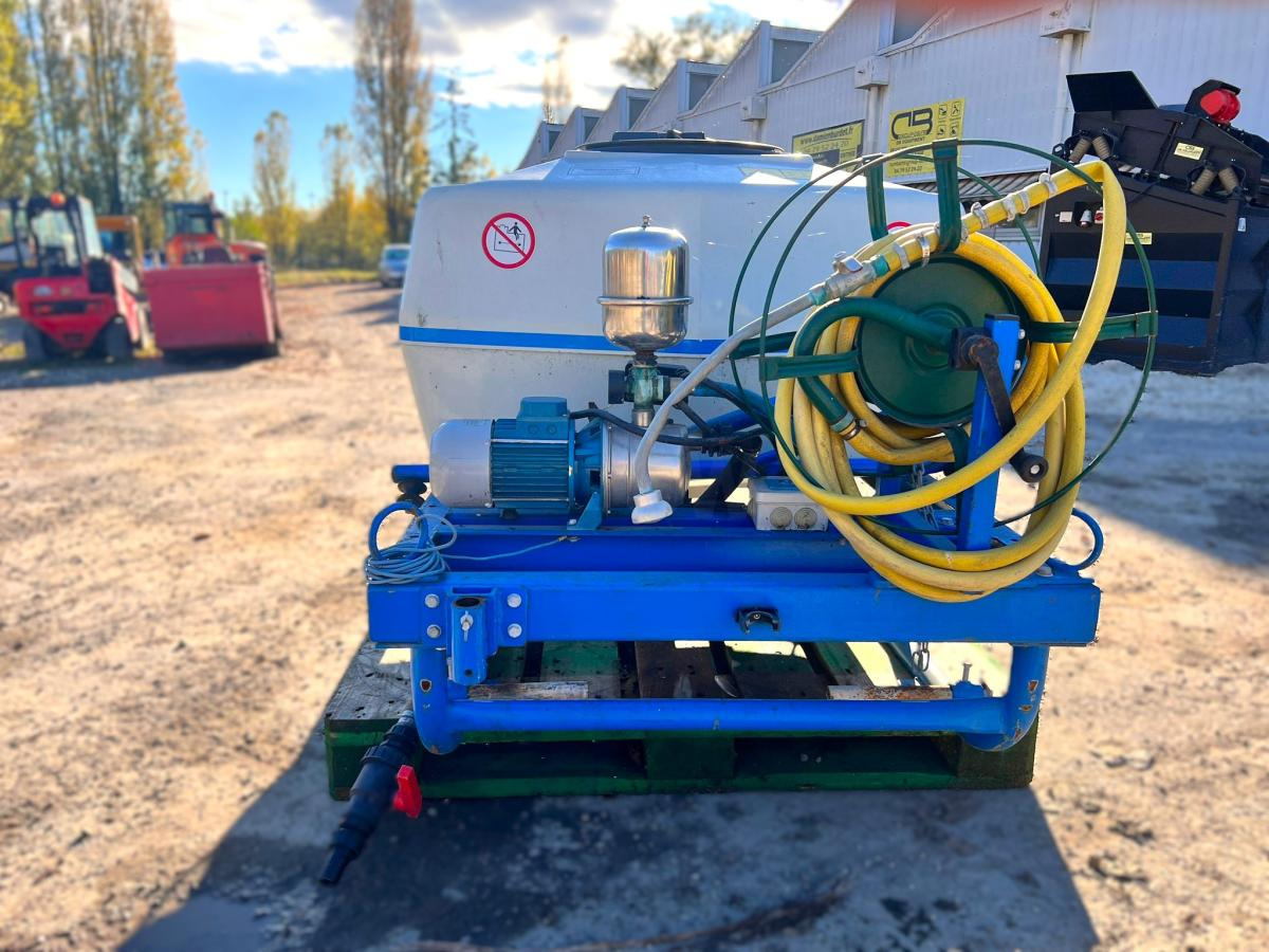 BLANCHARD CUVE D'ARROSAGE PULVERISATEUR AVEC POMPE ELECTRIQUE SUR BERCE (NET DE TVA) - Gedragen veldspuit: afbeelding 2 BLANCHARD CUVE D'ARROSAGE PULVERISATEUR AVEC POMPE ELECTRIQUE SUR BERCE (NET DE TVA) - Gedragen veldspuit: afbeelding 2