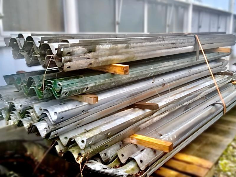 Glissières de sécurité d'occasion - Bouwmaterieel: afbeelding 1 Glissières de sécurité d'occasion - Bouwmaterieel: afbeelding 1