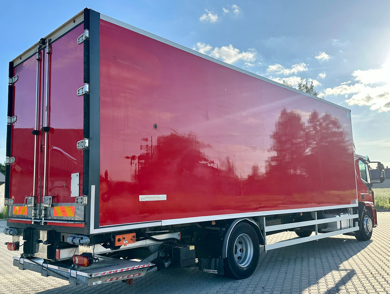 IVECO EUROCARGO 180-320 / CHŁODNIA / WINDA / 21 PALET / 8.5 M DŁUGOŚCI / CARRIER / SYPIALKA / EURO 6 - Koelwagen vrachtwagen: afbeelding 4 IVECO EUROCARGO 180-320 / CHŁODNIA / WINDA / 21 PALET / 8.5 M DŁUGOŚCI / CARRIER / SYPIALKA / EURO 6 - Koelwagen vrachtwagen: afbeelding 4
