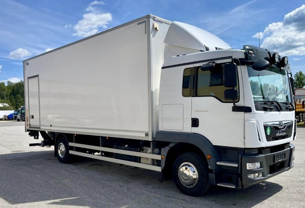 MAN TGM 12.250 / TGL / IZOTERMA / WINDA / 18 EUROPALET / SYPIALKA / AUTOMAT / 2018 ROK - Isotherm vrachtwagen: afbeelding 2 MAN TGM 12.250 / TGL / IZOTERMA / WINDA / 18 EUROPALET / SYPIALKA / AUTOMAT / 2018 ROK - Isotherm vrachtwagen: afbeelding 2