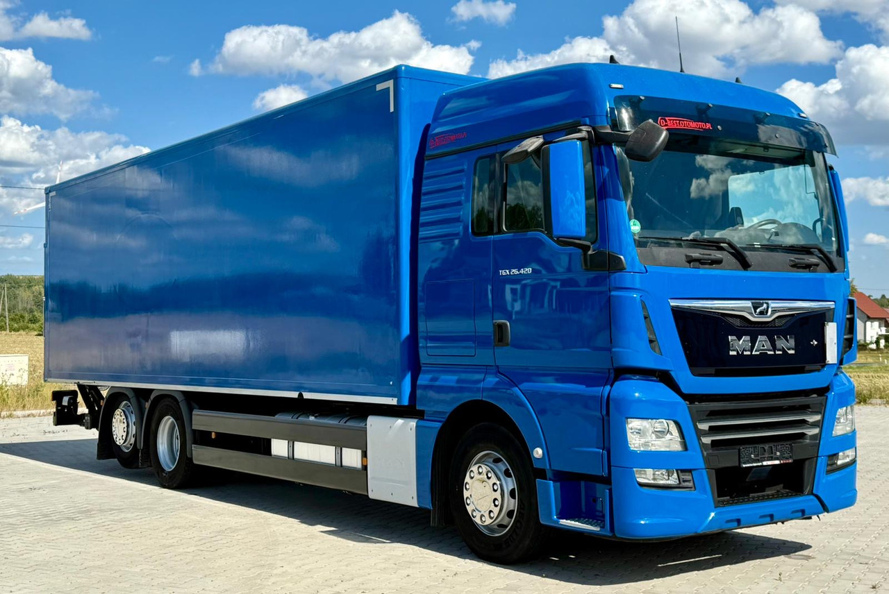MAN TGX 26.420 / KONTENER / WINDA / 8.5 M DŁUGOŚCI / 21 EUROPALET / 6x2 / 3 OŚ PODNOSZONA I SKRĘTNA / ŁADOWNOŚĆ 14 415 KG / 2018 ROK / Z NIEMIEC - Bakwagen: afbeelding 1 MAN TGX 26.420 / KONTENER / WINDA / 8.5 M DŁUGOŚCI / 21 EUROPALET / 6x2 / 3 OŚ PODNOSZONA I SKRĘTNA / ŁADOWNOŚĆ 14 415 KG / 2018 ROK / Z NIEMIEC - Bakwagen: afbeelding 1