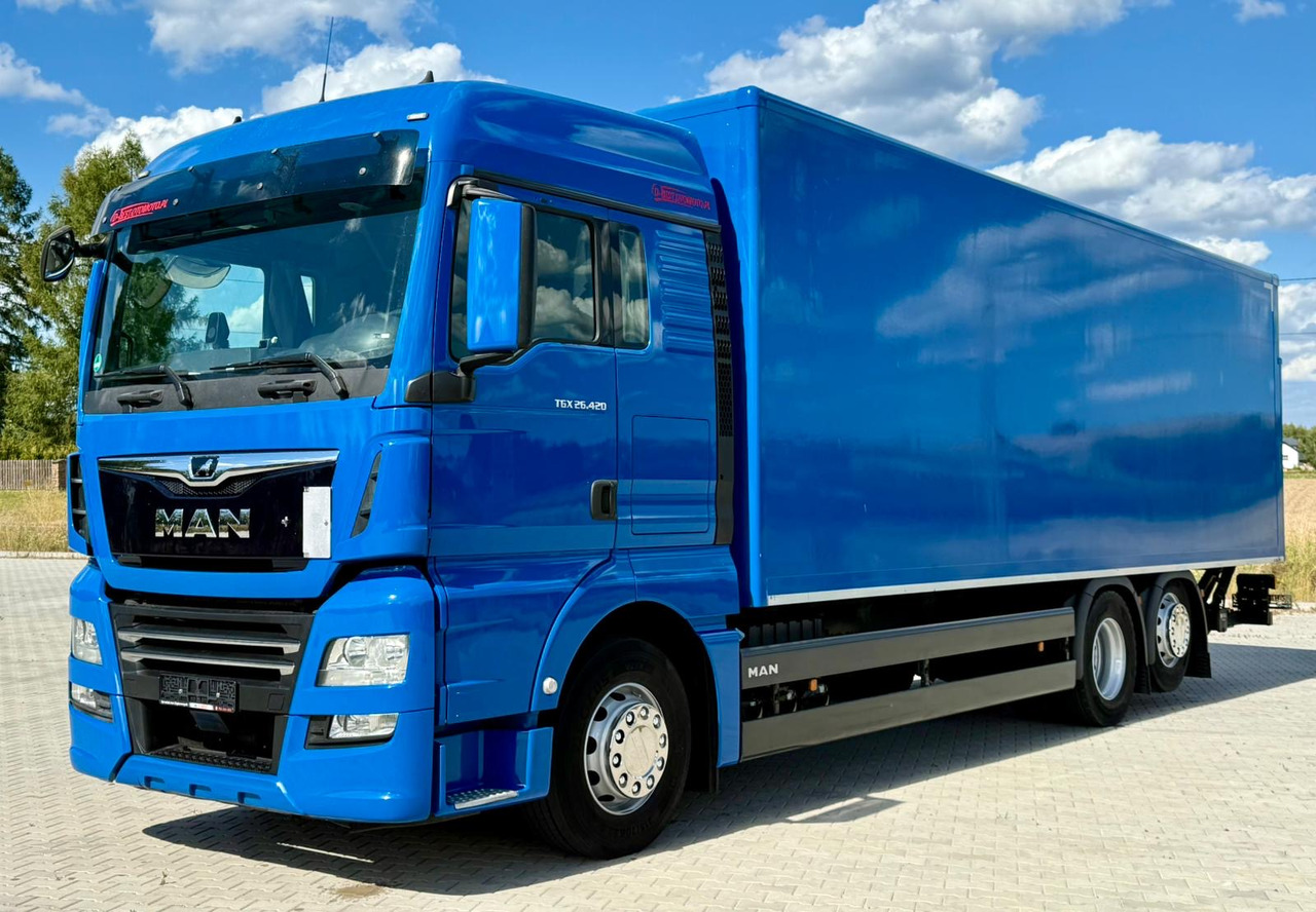 MAN TGX 26.420 / KONTENER / WINDA / 8.5 M DŁUGOŚCI / 21 EUROPALET / 6x2 / 3 OŚ PODNOSZONA I SKRĘTNA / ŁADOWNOŚĆ 14 415 KG / 2018 ROK / Z NIEMIEC - Bakwagen: afbeelding 2 MAN TGX 26.420 / KONTENER / WINDA / 8.5 M DŁUGOŚCI / 21 EUROPALET / 6x2 / 3 OŚ PODNOSZONA I SKRĘTNA / ŁADOWNOŚĆ 14 415 KG / 2018 ROK / Z NIEMIEC - Bakwagen: afbeelding 2