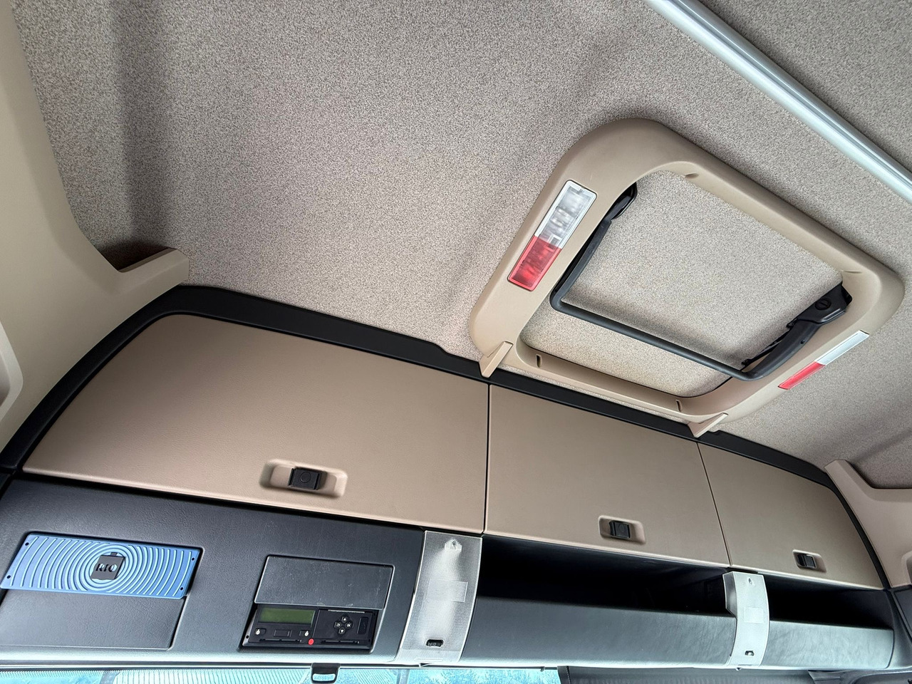 Bakwagen MAN TGX 26.420 / KONTENER / WINDA / 8.5 M DŁUGOŚCI / 21 EUROPALET / 6x2 / 3 OŚ PODNOSZONA I SKRĘTNA / ŁADOWNOŚĆ 14 415 KG / 2018 ROK / Z NIEMIEC: afbeelding 24