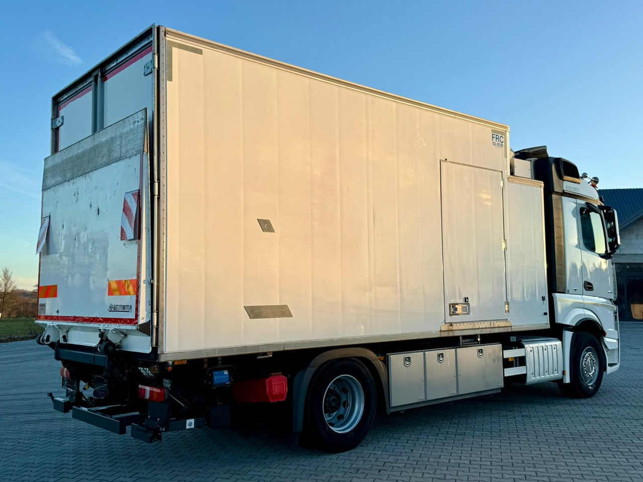 MERCEDES-BENZ ACTROS 1840 / CHŁODNIA / WINDA / 15 EUROPALET / 6.10 M DŁUGOŚCI / DUŻA KABINA / AUTOMAT / SPROWADZONY / SERWISOWANY / EURO 6 - Koelwagen vrachtwagen: afbeelding 3 MERCEDES-BENZ ACTROS 1840 / CHŁODNIA / WINDA / 15 EUROPALET / 6.10 M DŁUGOŚCI / DUŻA KABINA / AUTOMAT / SPROWADZONY / SERWISOWANY / EURO 6 - Koelwagen vrachtwagen: afbeelding 3