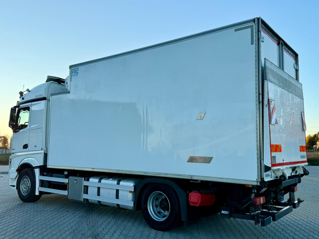 MERCEDES-BENZ ACTROS 1840 / CHŁODNIA / WINDA / 15 EUROPALET / 6.10 M DŁUGOŚCI / DUŻA KABINA / AUTOMAT / SPROWADZONY / SERWISOWANY / EURO 6 - Koelwagen vrachtwagen: afbeelding 4 MERCEDES-BENZ ACTROS 1840 / CHŁODNIA / WINDA / 15 EUROPALET / 6.10 M DŁUGOŚCI / DUŻA KABINA / AUTOMAT / SPROWADZONY / SERWISOWANY / EURO 6 - Koelwagen vrachtwagen: afbeelding 4