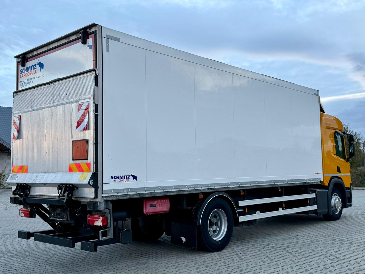 SCANIA P220 / IZOTERMA / WINDA / SCHMITZ / 18 PALET / SILNIK 6 / SYPIALKA / 2019 ROK / NISKI PRZEBIEG - Isotherm vrachtwagen: afbeelding 4 SCANIA P220 / IZOTERMA / WINDA / SCHMITZ / 18 PALET / SILNIK 6 / SYPIALKA / 2019 ROK / NISKI PRZEBIEG - Isotherm vrachtwagen: afbeelding 4