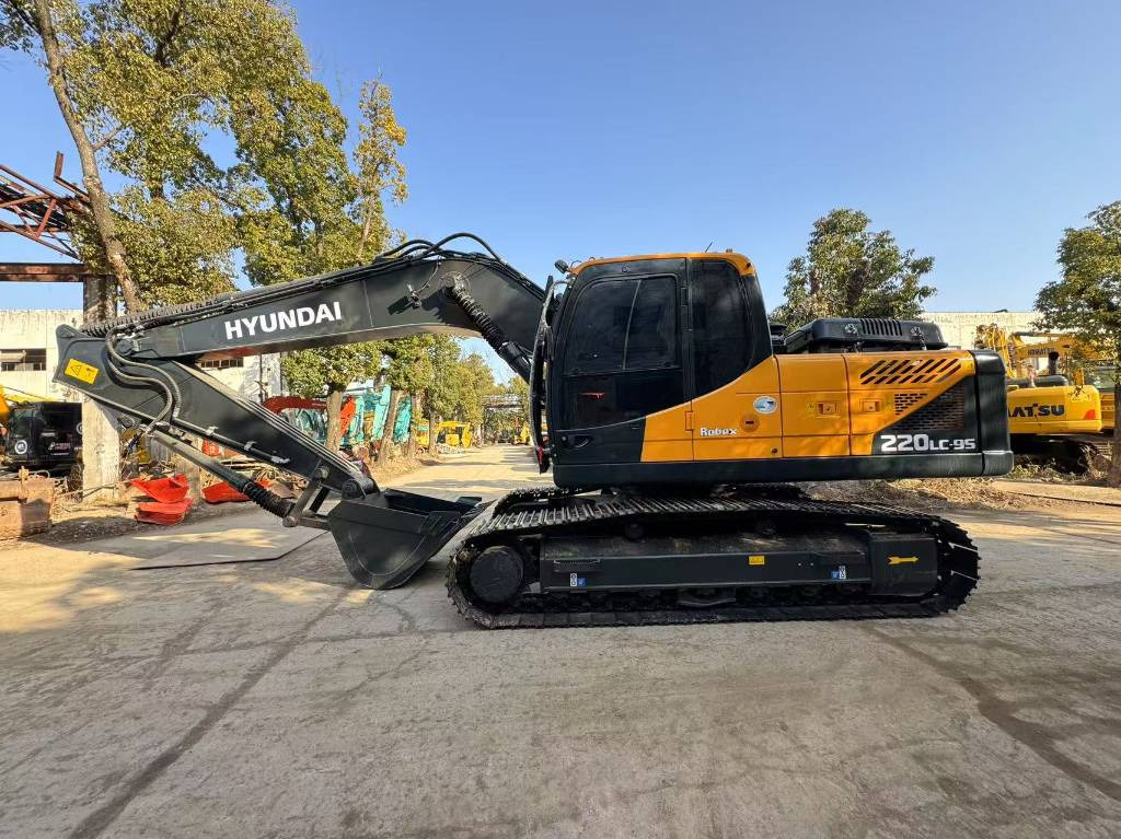 Hyundai 220lc - Rupsgraafmachine: afbeelding 1 Hyundai 220lc - Rupsgraafmachine: afbeelding 1