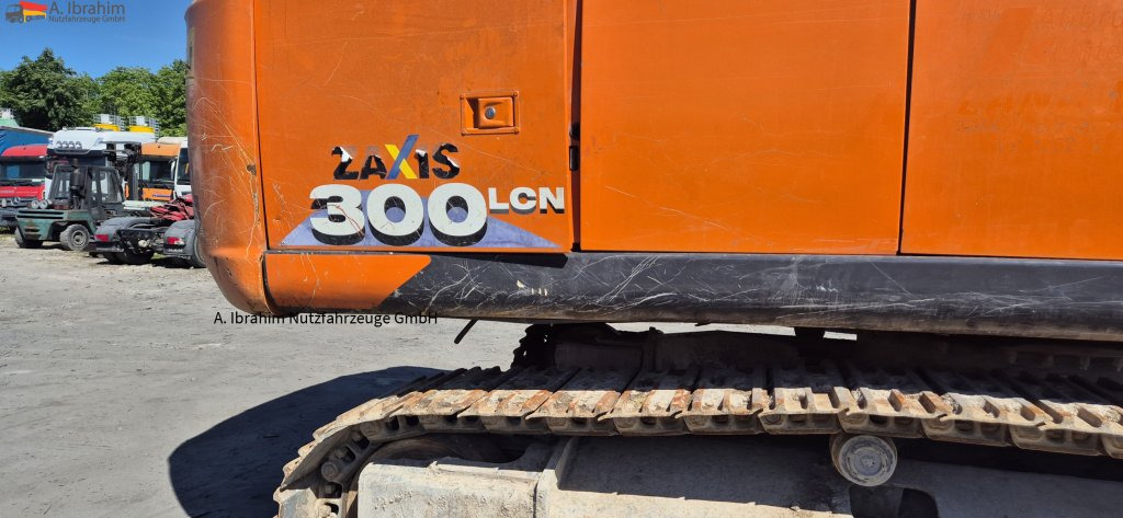 Hitachi ZX 300LCN-6 Schaden imHeckbereich, läuft aber !! 8125 h - Rupsgraafmachine: afbeelding 3 Hitachi ZX 300LCN-6 Schaden imHeckbereich, läuft aber !! 8125 h - Rupsgraafmachine: afbeelding 3