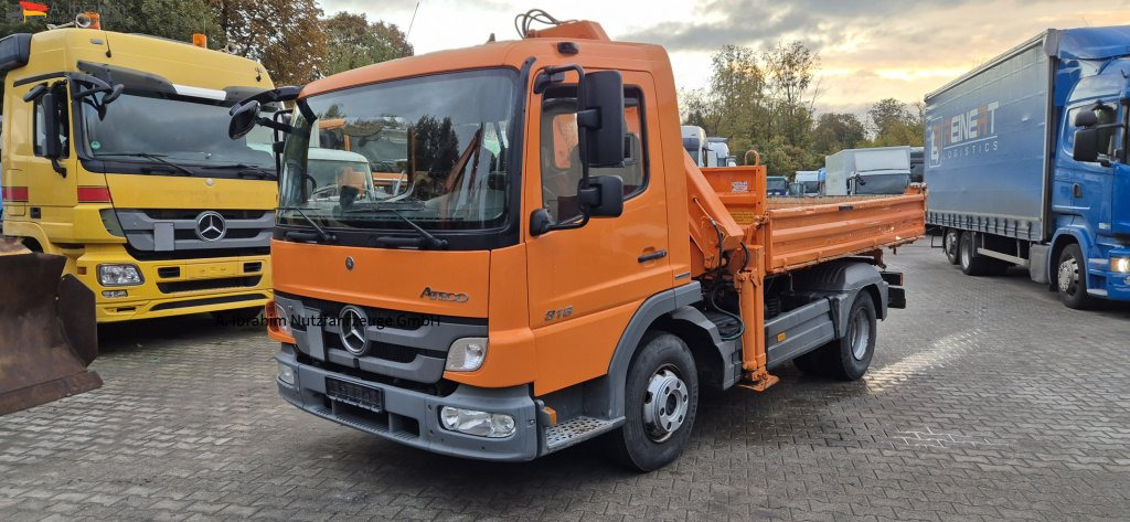 Mercedes-Benz 818 Meiller Dreiseitenkipper mit Kran - Kipper vrachtwagen, Kraanwagen: afbeelding 1 Mercedes-Benz 818 Meiller Dreiseitenkipper mit Kran - Kipper vrachtwagen, Kraanwagen: afbeelding 1