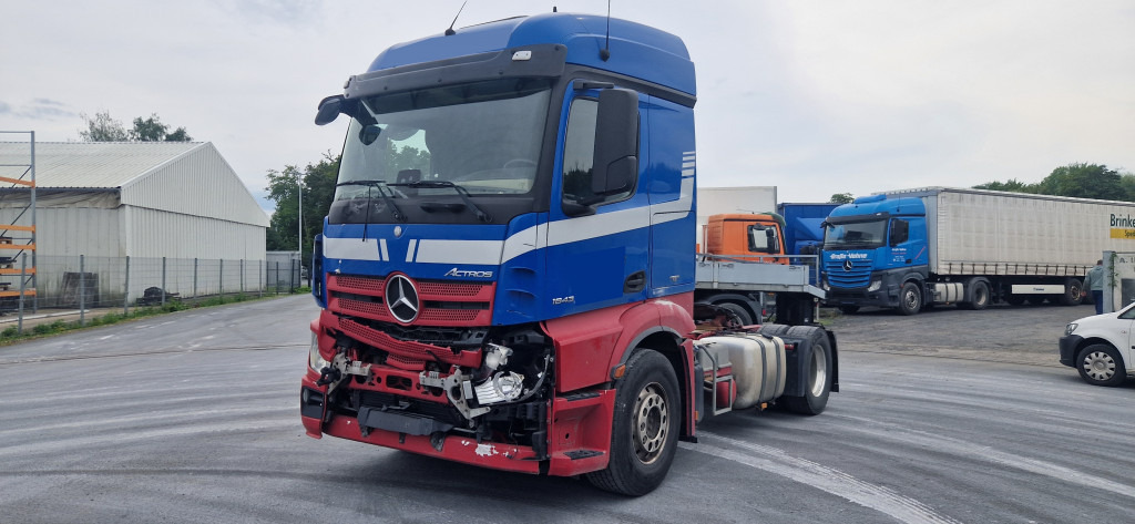 Mercedes-Benz 1843 DB 1843 mit PTU für Kompressor Unfall, bedingt fahrbereit. Video vorh. - Trekker: afbeelding 1 Mercedes-Benz 1843 DB 1843 mit PTU für Kompressor Unfall, bedingt fahrbereit. Video vorh. - Trekker: afbeelding 1