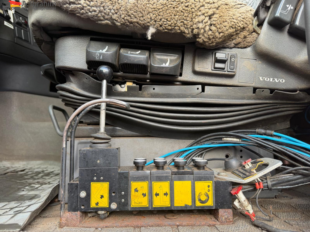 Volvo FH12-420 8x2 Fahrzeugpapiere Schweiz - Haakarmsysteem vrachtwagen: afbeelding 4 Volvo FH12-420 8x2 Fahrzeugpapiere Schweiz - Haakarmsysteem vrachtwagen: afbeelding 4