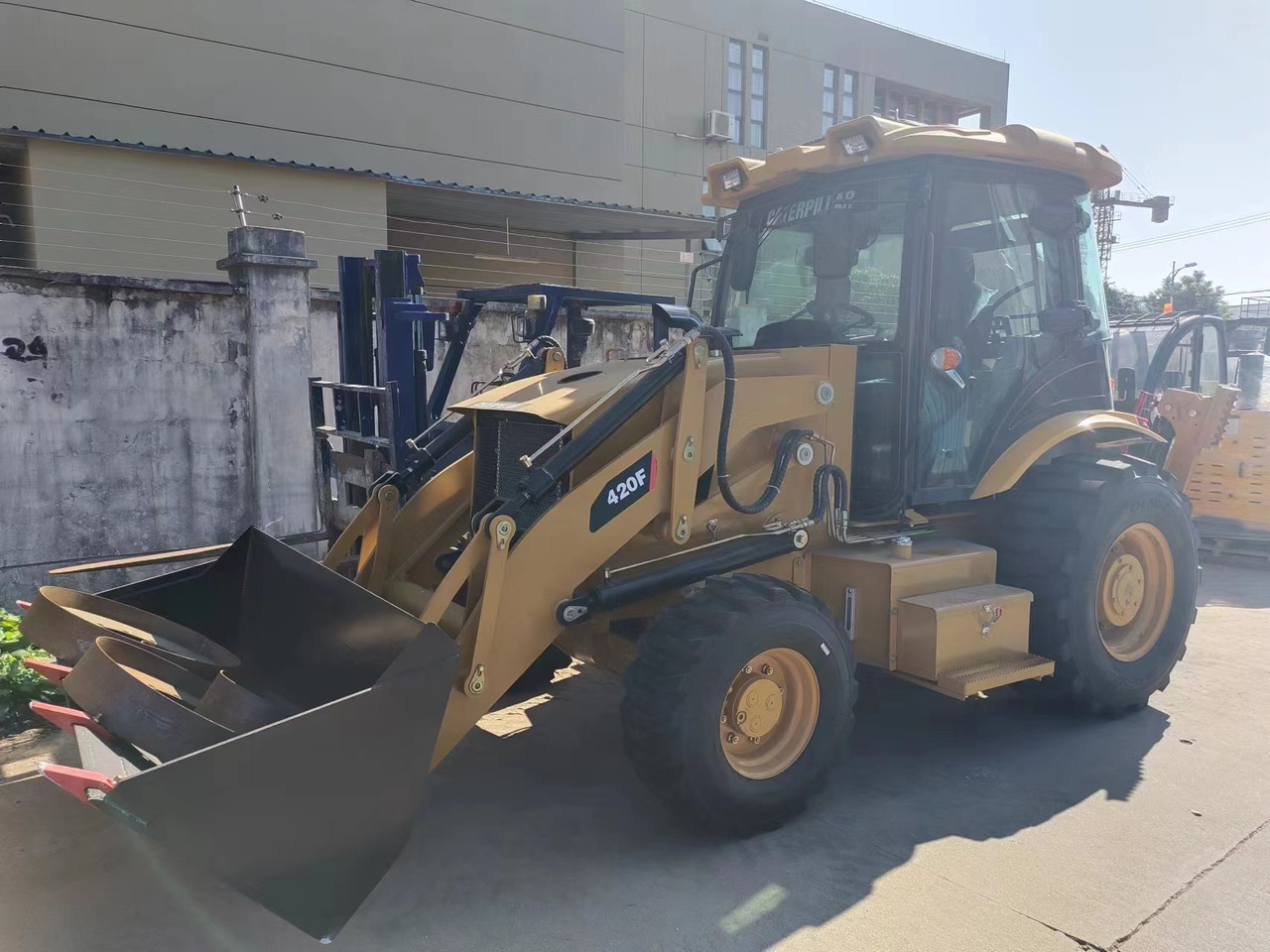 CATERPILLAR 420F - Graaflaadmachine: afbeelding 2 CATERPILLAR 420F - Graaflaadmachine: afbeelding 2